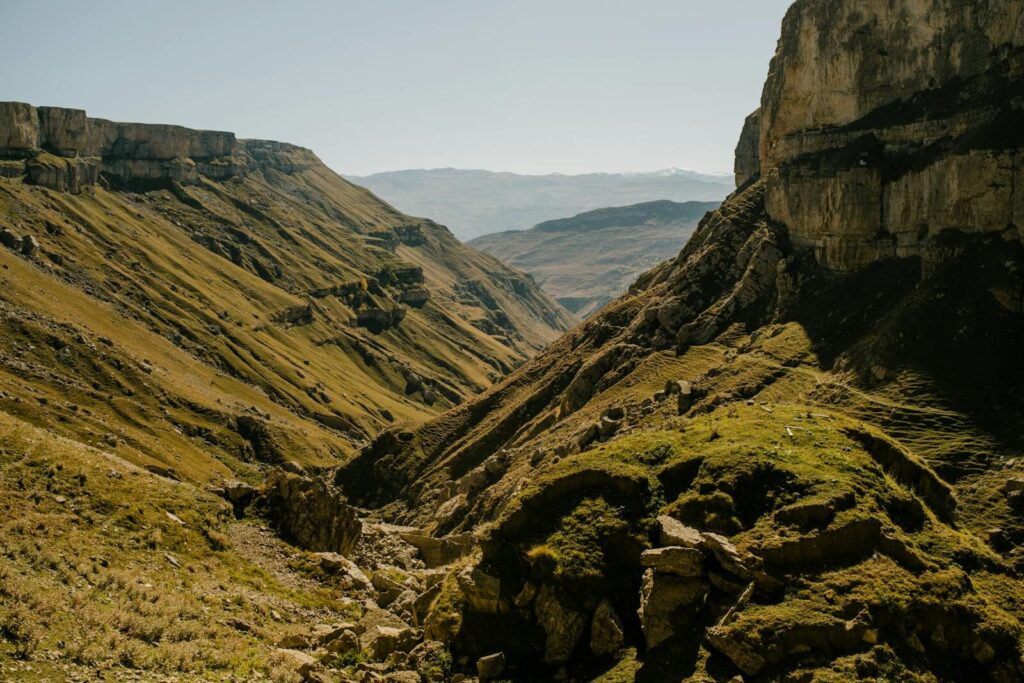 Backpacker-Road-Trip Südafrika
eroded rocky cliffs and lush greenery.